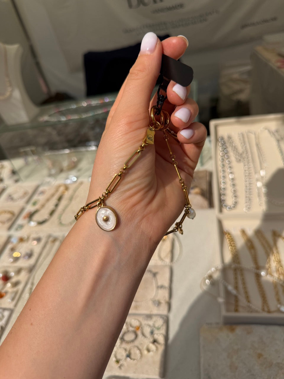 Muschel-Oval-Charm Anhänger Gold – Ovale Muschel mit Perlmuttglanz