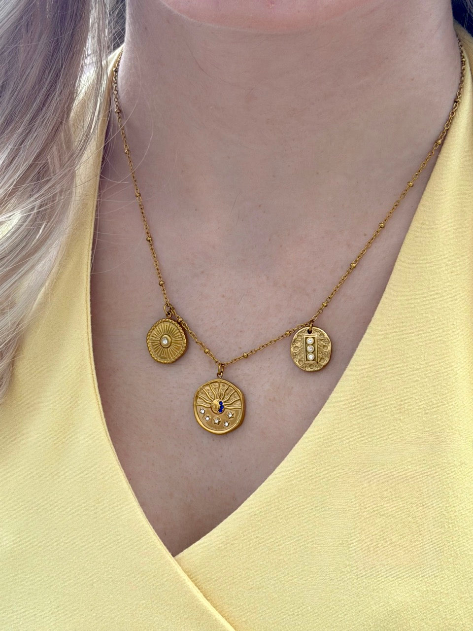 Sonnen-Charm rund mit Zirkonia – Anhänger mit Strahlen-Details | 18K vergoldet