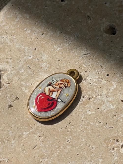 Amor-Charm mit rotem Herz – Vintage Anhänger mit Emaille | 18K vergoldet