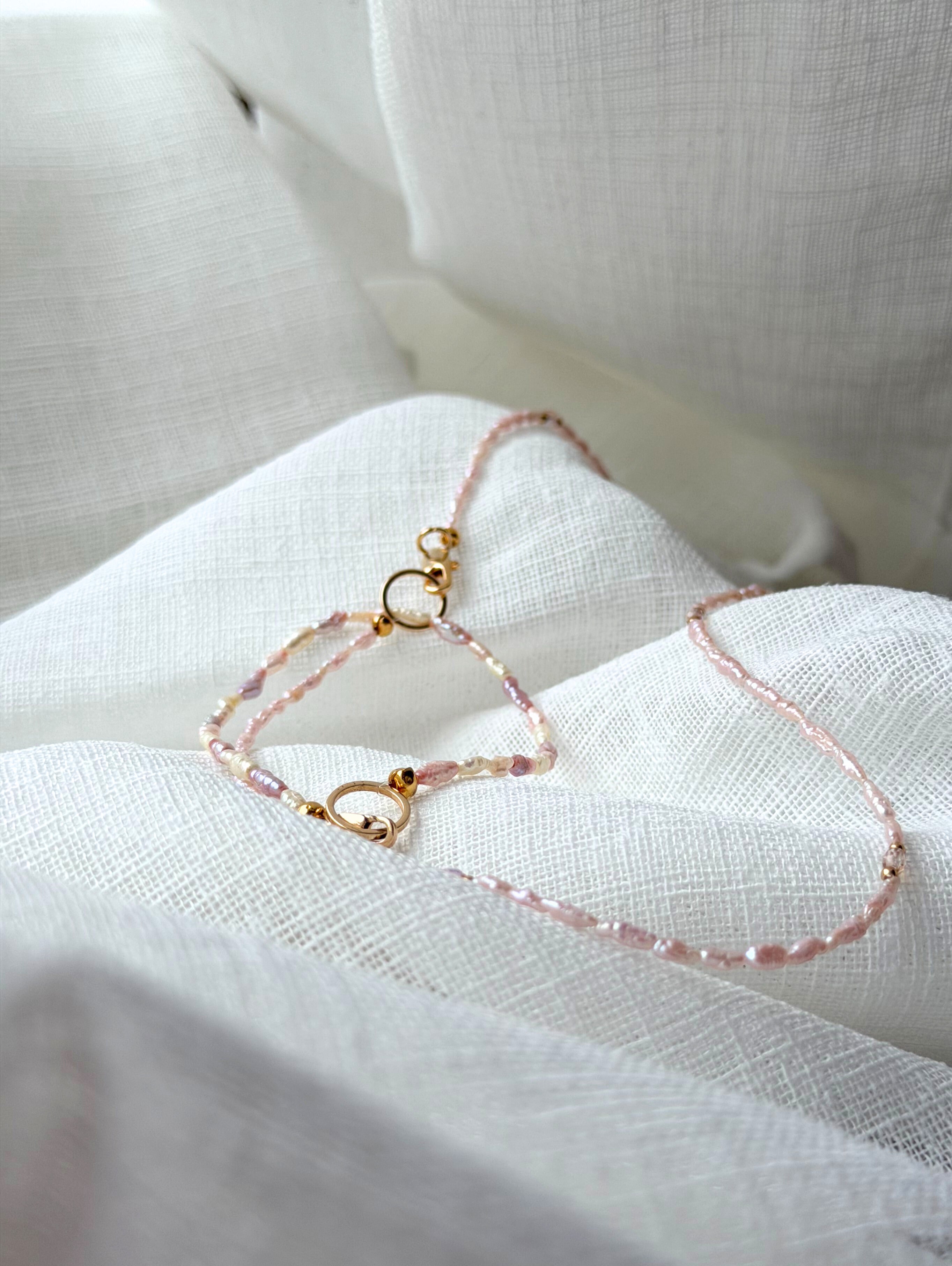 Quiet Rosé Set – Zarte Süßwasserperlen Kette & Armband in Rosé | Valentinstag & Galentine Geschenk