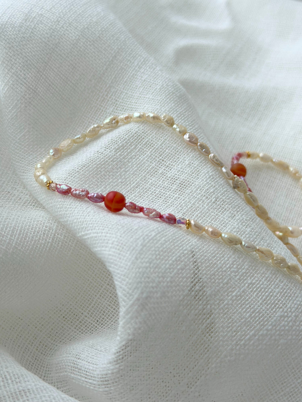 Charming Blush - Süßwasserperlenkette mit goldenem Statement-Verschluss