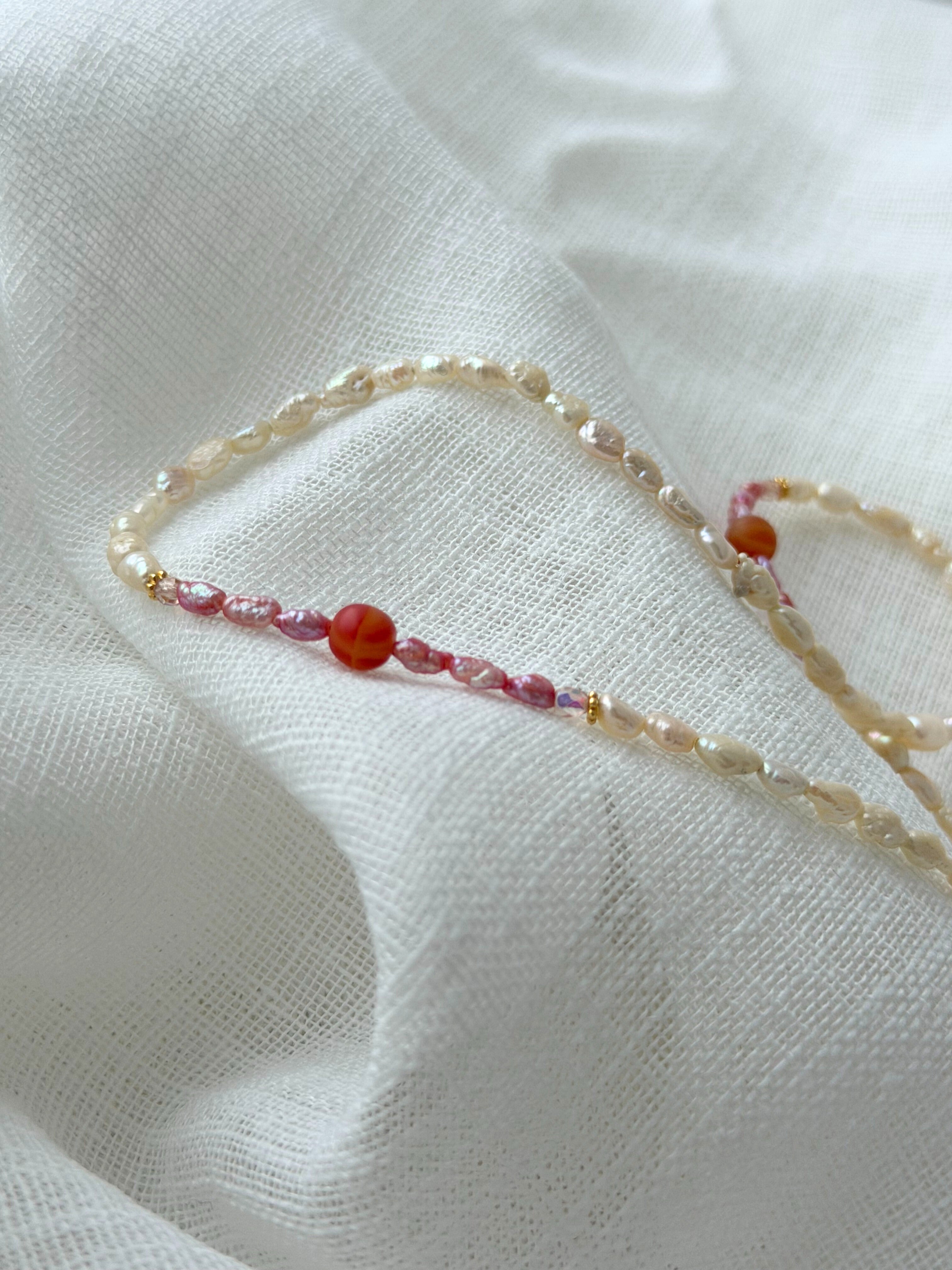 Charming Blush - Süßwasserperlenkette mit goldenem Statement-Verschluss