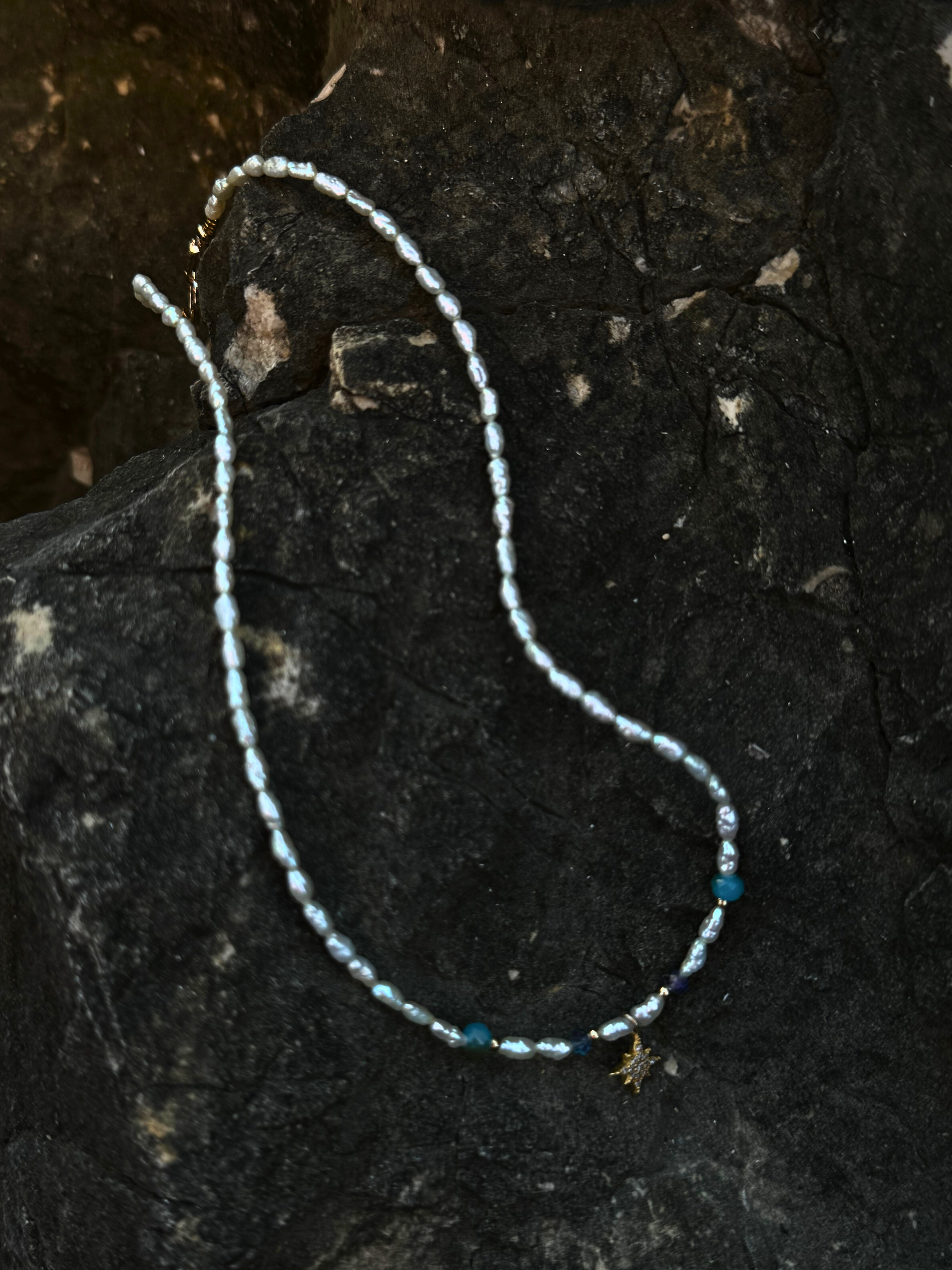 Stardust Pearl – Süßwasserperlenkette mit goldenem Zirkonia-Sternanhänger
