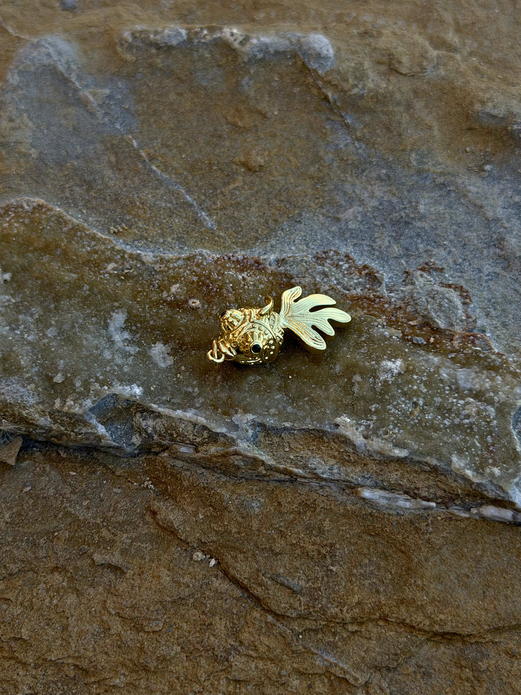 Beweglicher Goldfisch Anhänger mit Zirkonia | 14K Vergoldeter Edelstahl Charm