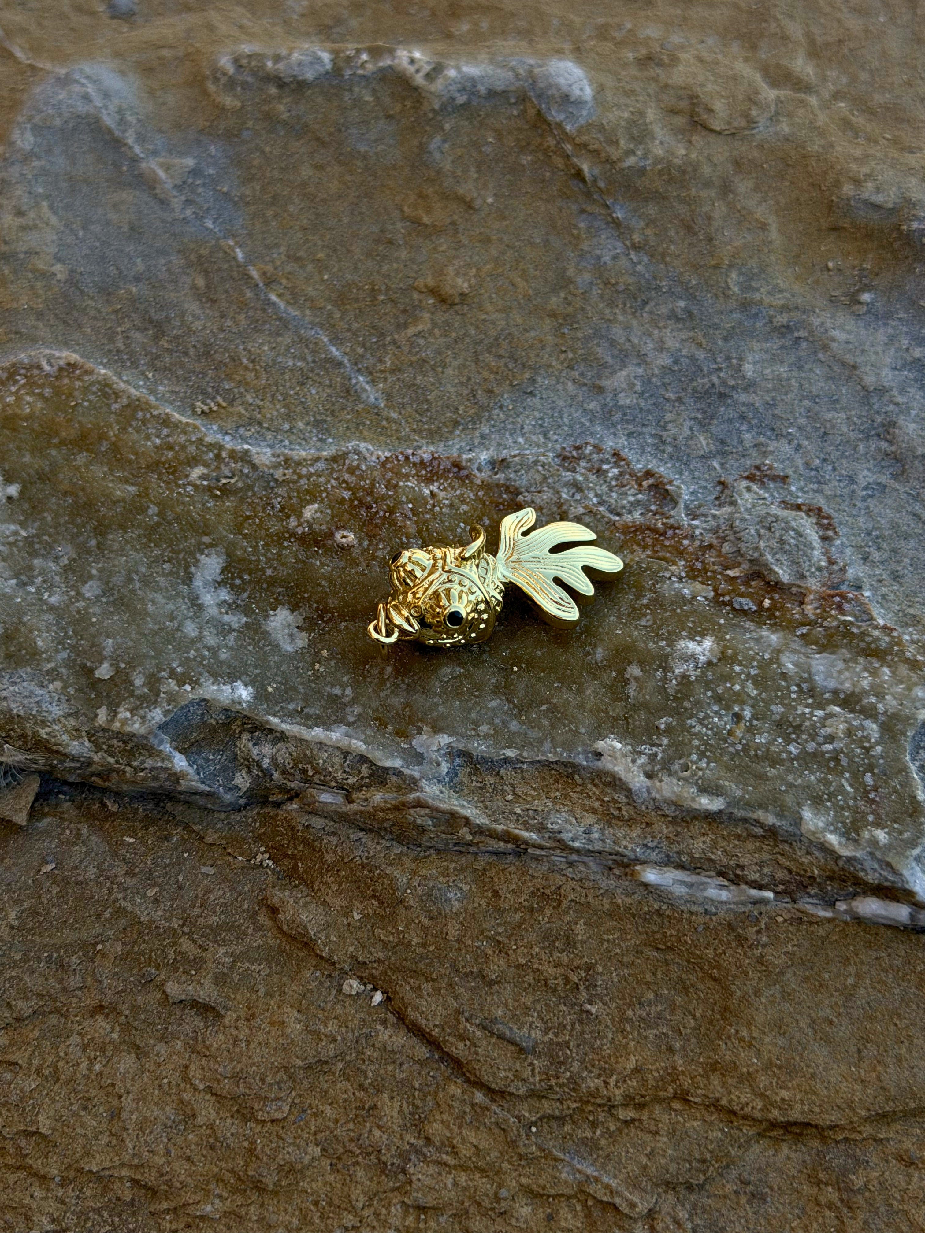 Beweglicher Goldfisch Anhänger mit Zirkonia | 14K Vergoldeter Edelstahl Charm