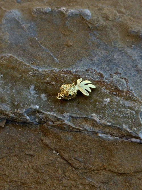 Beweglicher Goldfisch Anhänger mit Zirkonia | 14K Vergoldeter Edelstahl Charm