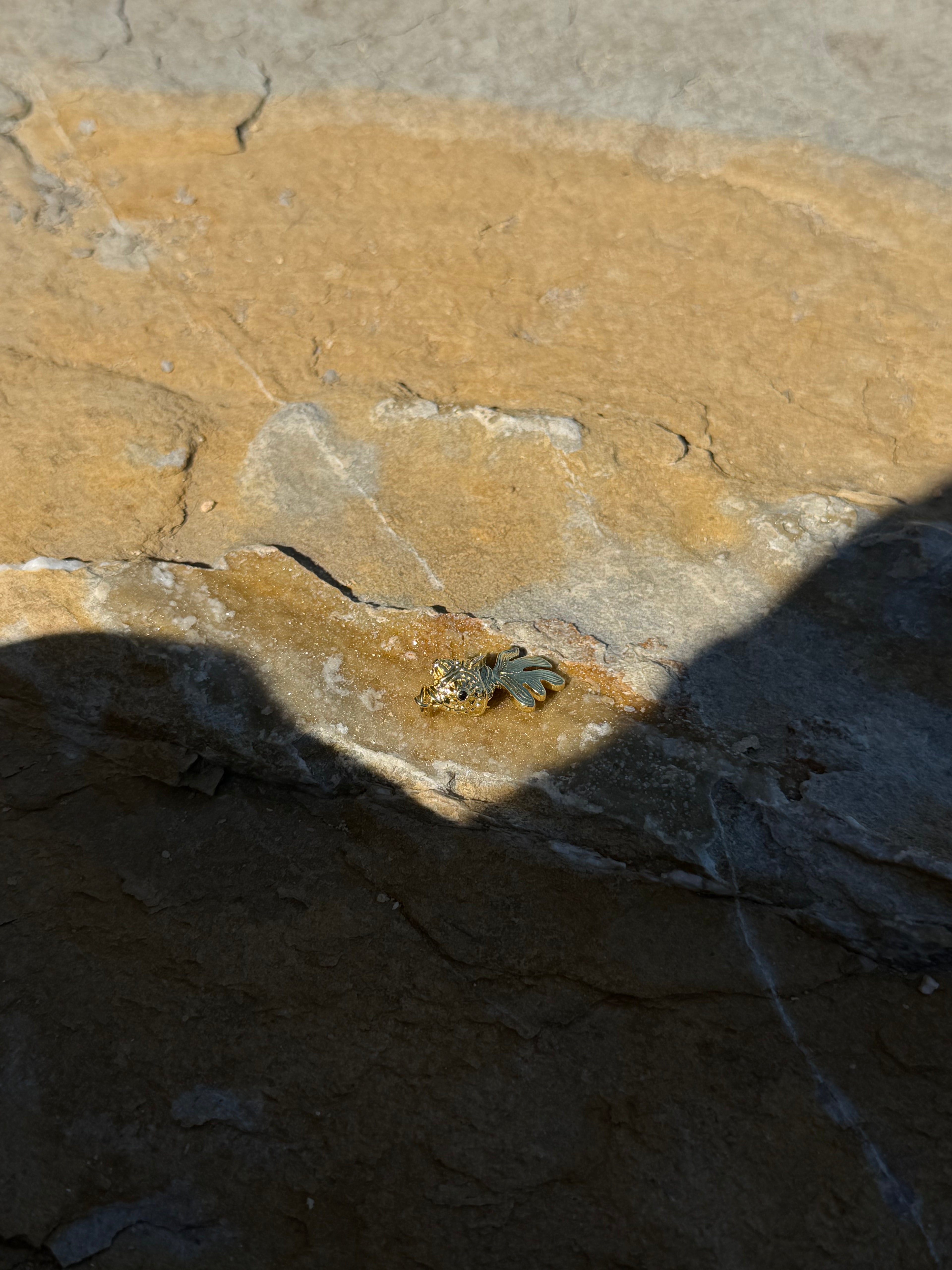 Beweglicher Goldfisch Anhänger mit Zirkonia | 14K Vergoldeter Edelstahl Charm