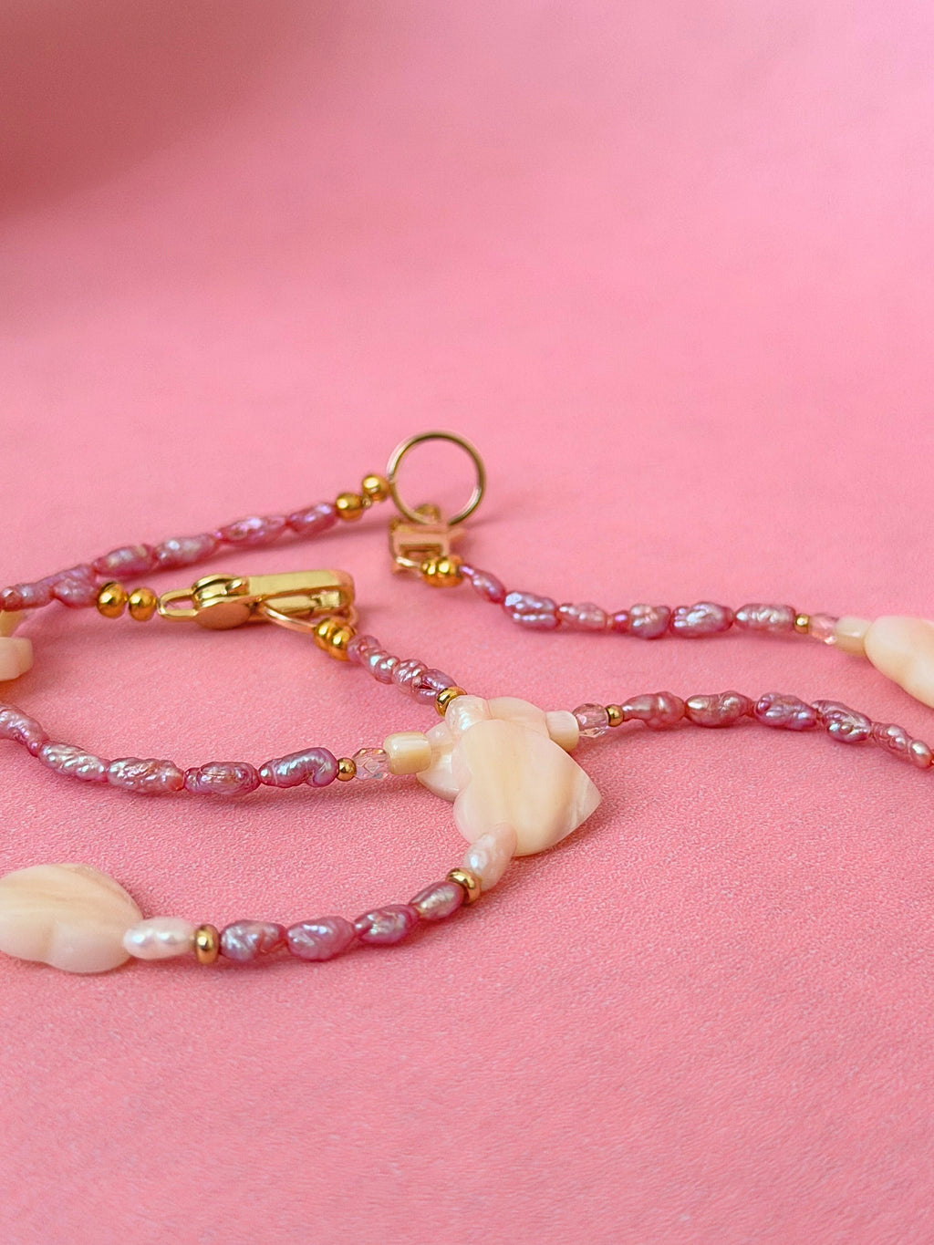Sweet Medley Geschenkset – Halskette & Armband aus roséfarbenen Süßwasserperlen mit Muschelherzen | Valentinstag & Galentine Geschenk