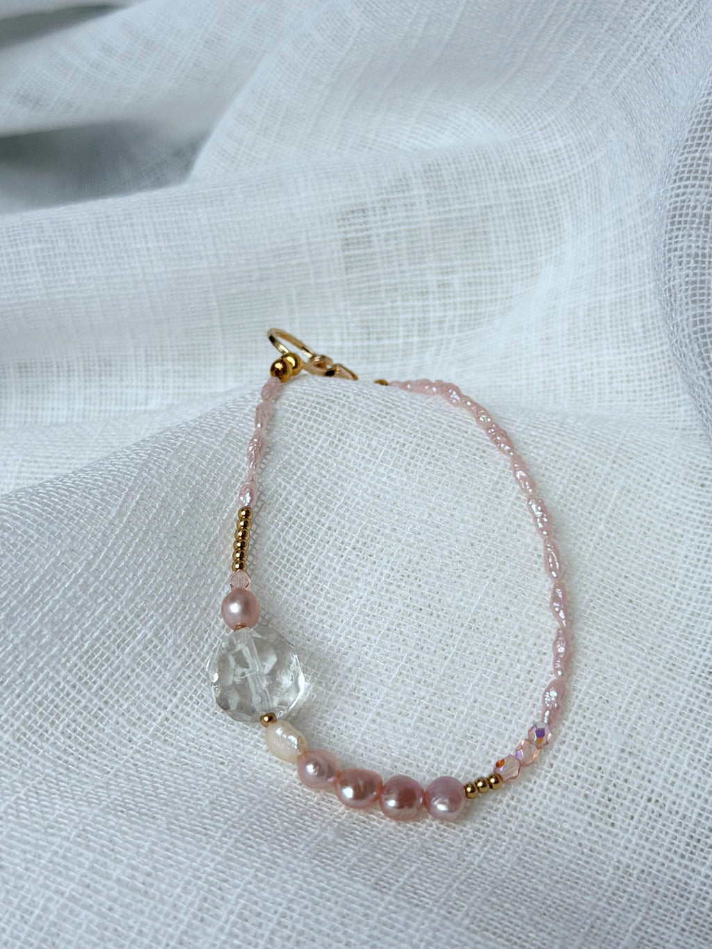 Blush Aura – Zartes Armband aus rose farbenen Süßwasserperen mit Statement Glasperle