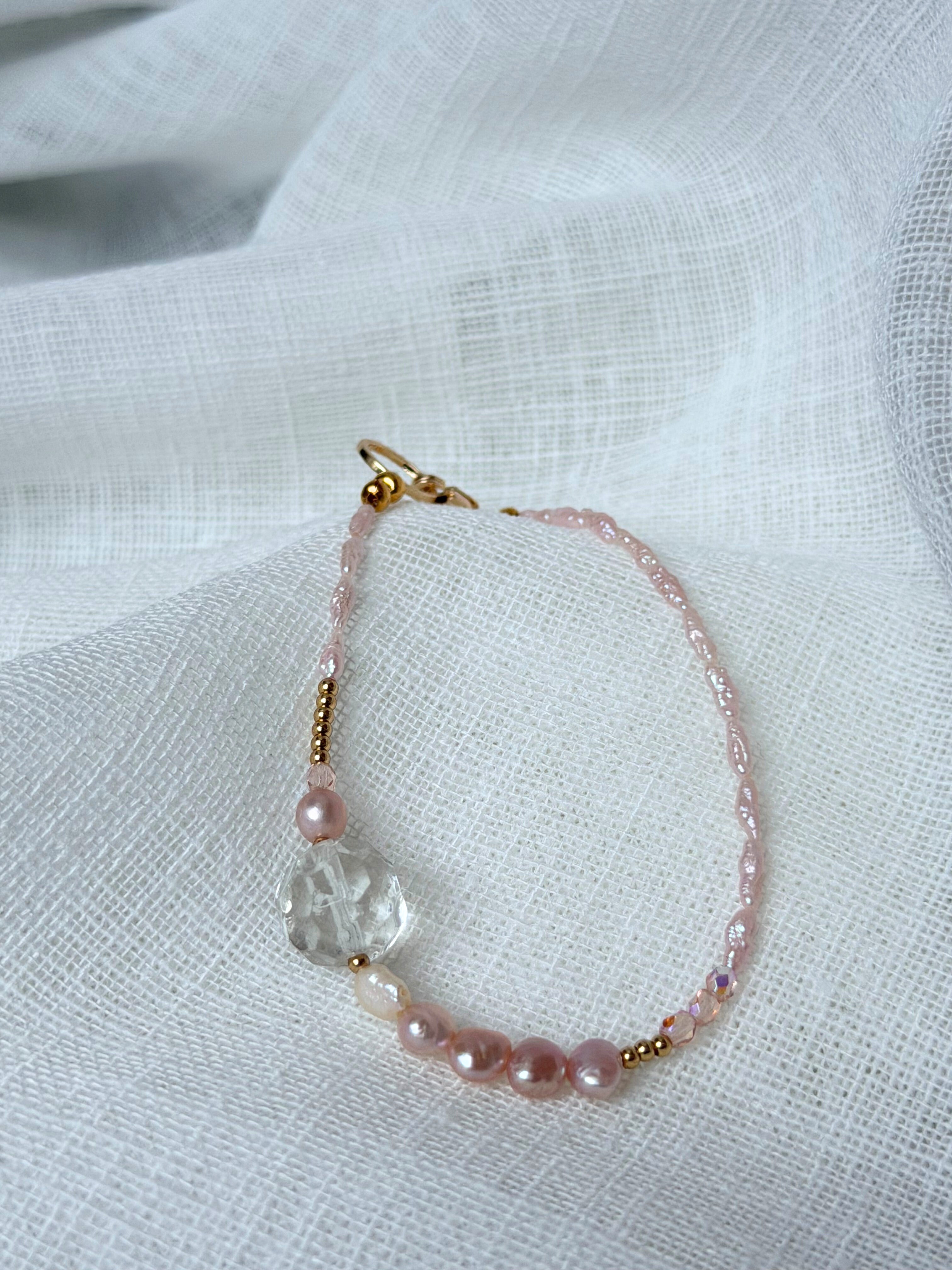 Blush Aura – Zartes Armband aus rose farbenen Süßwasserperen mit Statement Glasperle