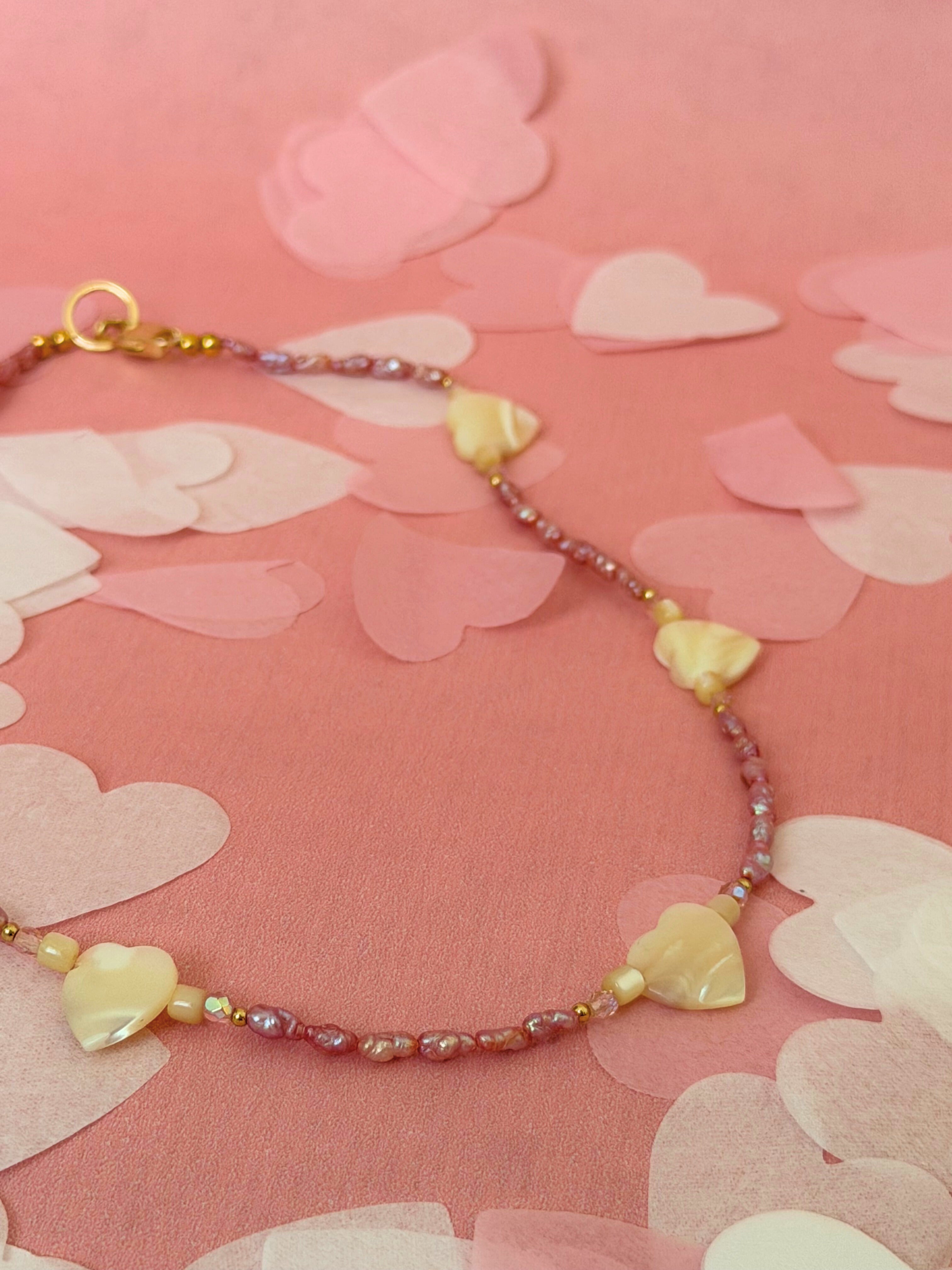 Sweet Medley Geschenkset – Halskette & Armband aus roséfarbenen Süßwasserperlen mit Muschelherzen | Valentinstag & Galentine Geschenk