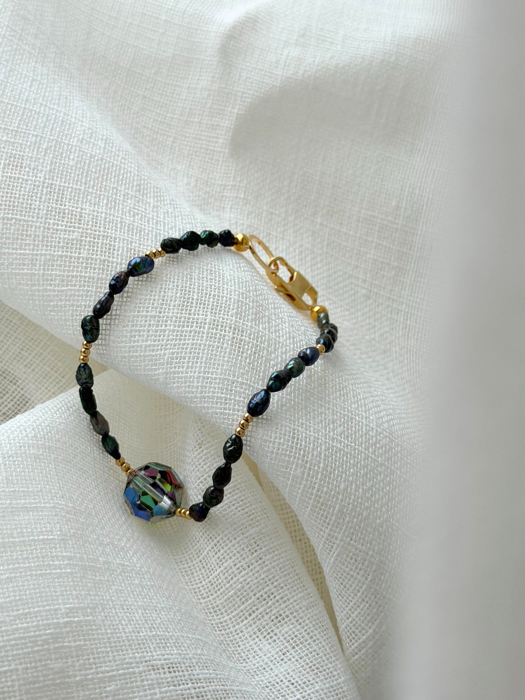Midnight Tide – Peacock Pearl Armband mit dunklen Süßwasserperlen & Goldakzenten