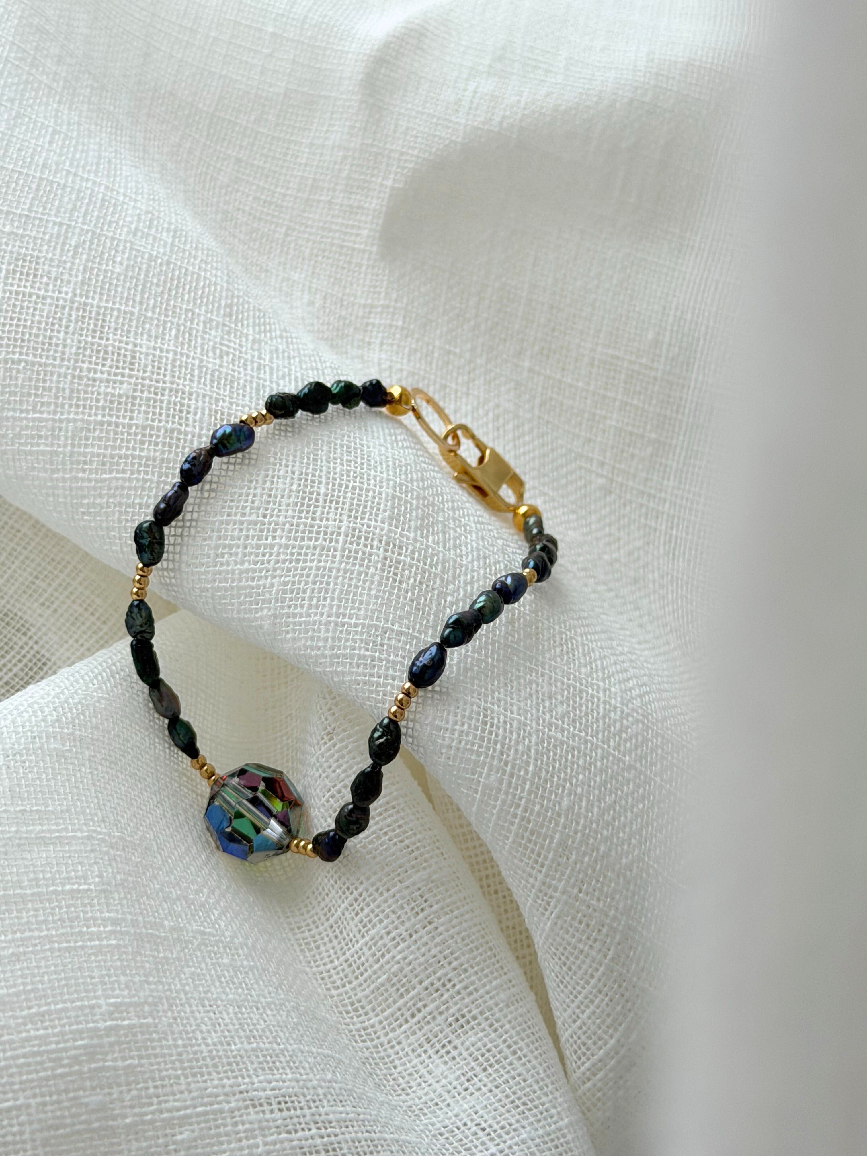 Midnight Tide – Peacock Pearl Armband mit dunklen Süßwasserperlen & Goldakzenten