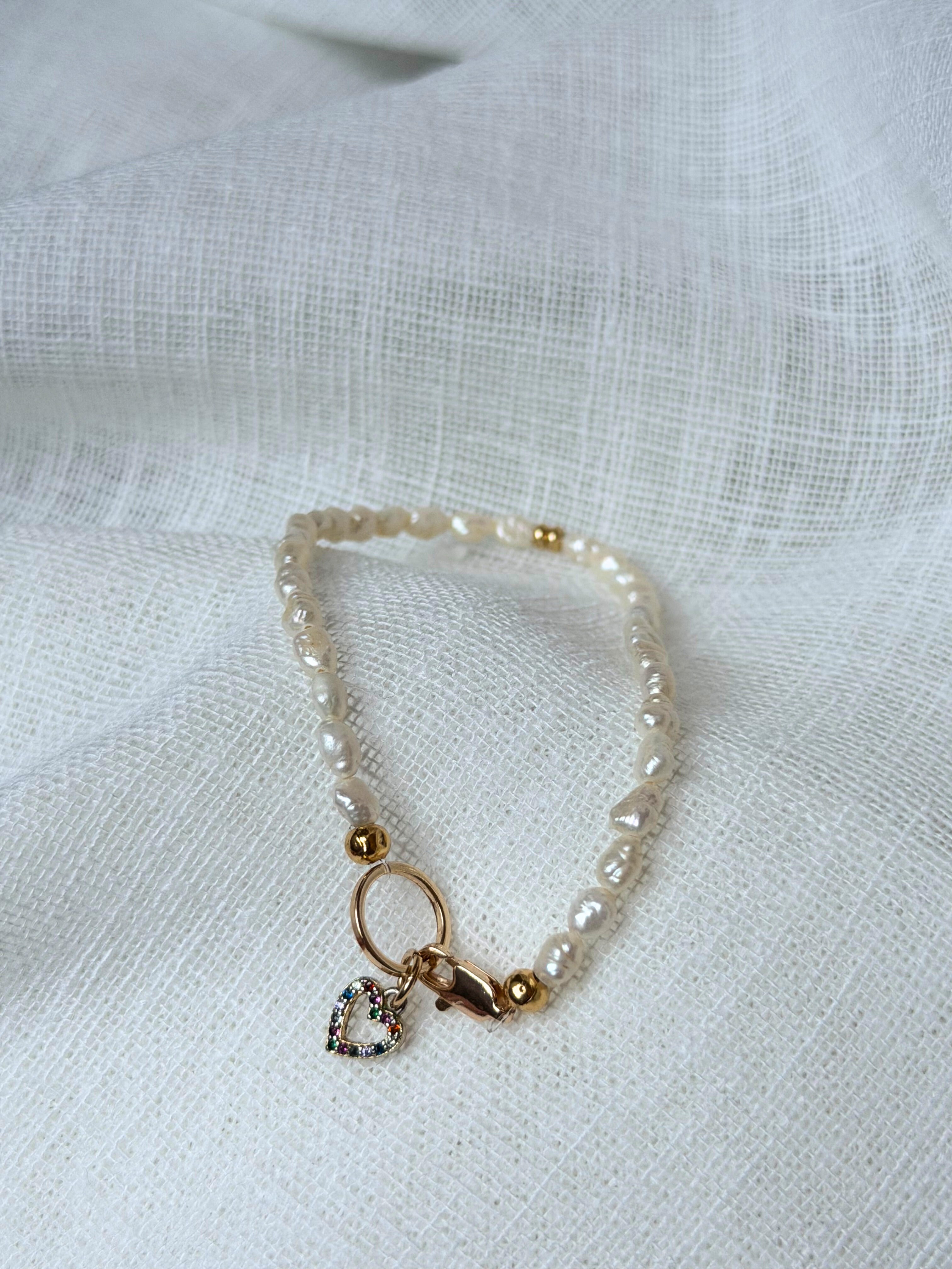 Pearl Promise Pure – Freundschaftsarmband aus Süßwasserperlen mit Regenbogenherz-Anhänger