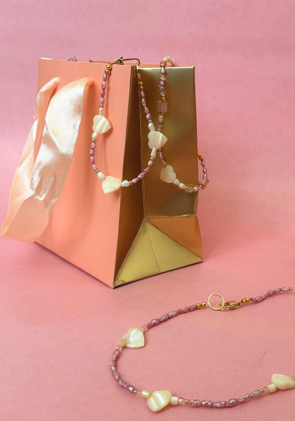 Sweet Medley Geschenkset – Halskette & Armband aus roséfarbenen Süßwasserperlen mit Muschelherzen | Valentinstag & Galentine Geschenk
