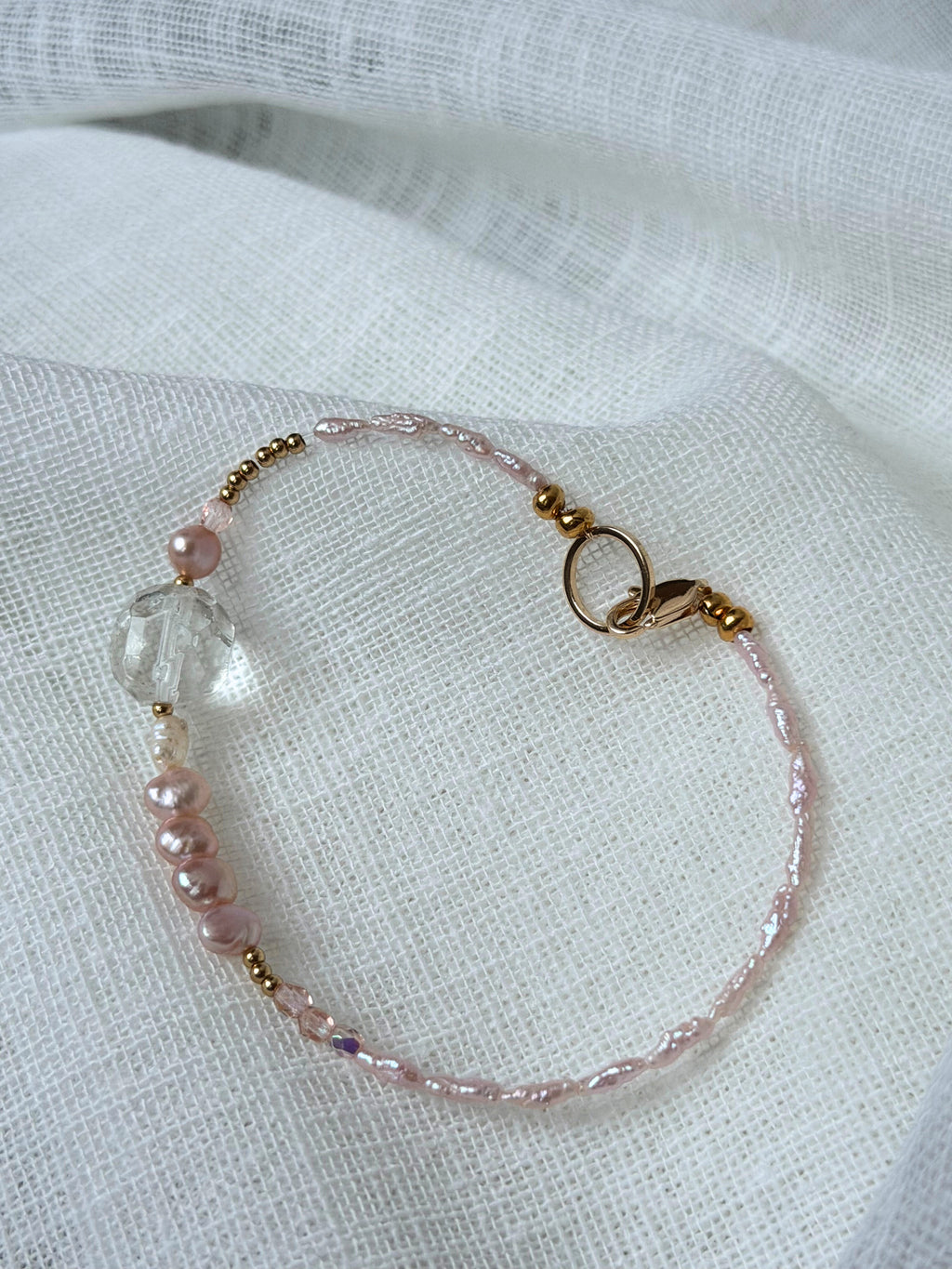 Blush Aura – Zartes Armband aus rose farbenen Süßwasserperen mit Statement Glasperle