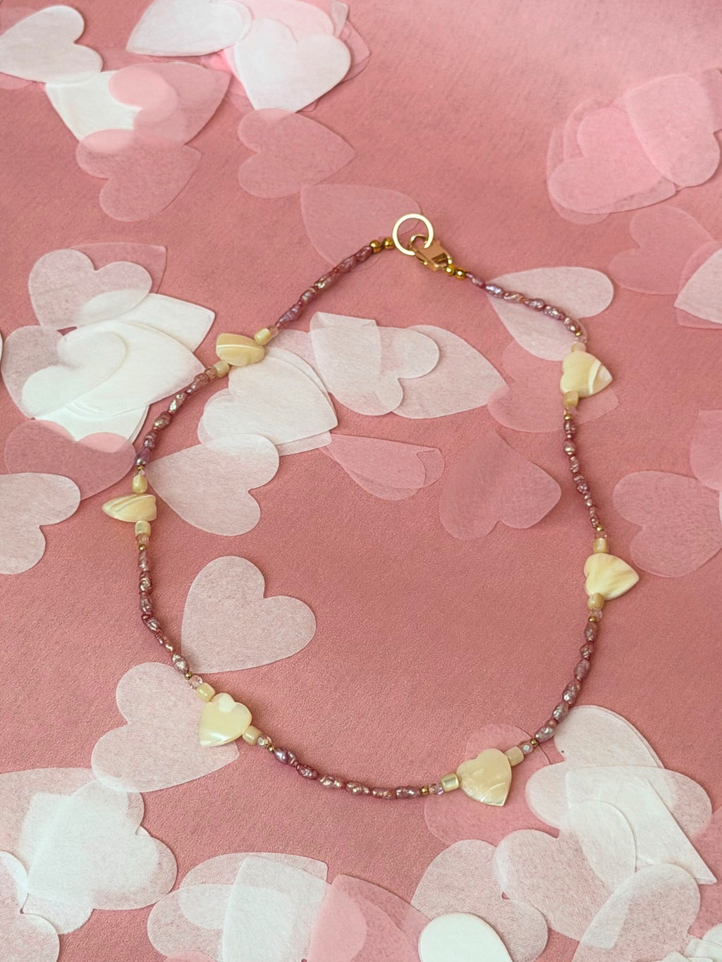 Sweet Medley Geschenkset – Halskette & Armband aus roséfarbenen Süßwasserperlen mit Muschelherzen | Valentinstag & Galentine Geschenk