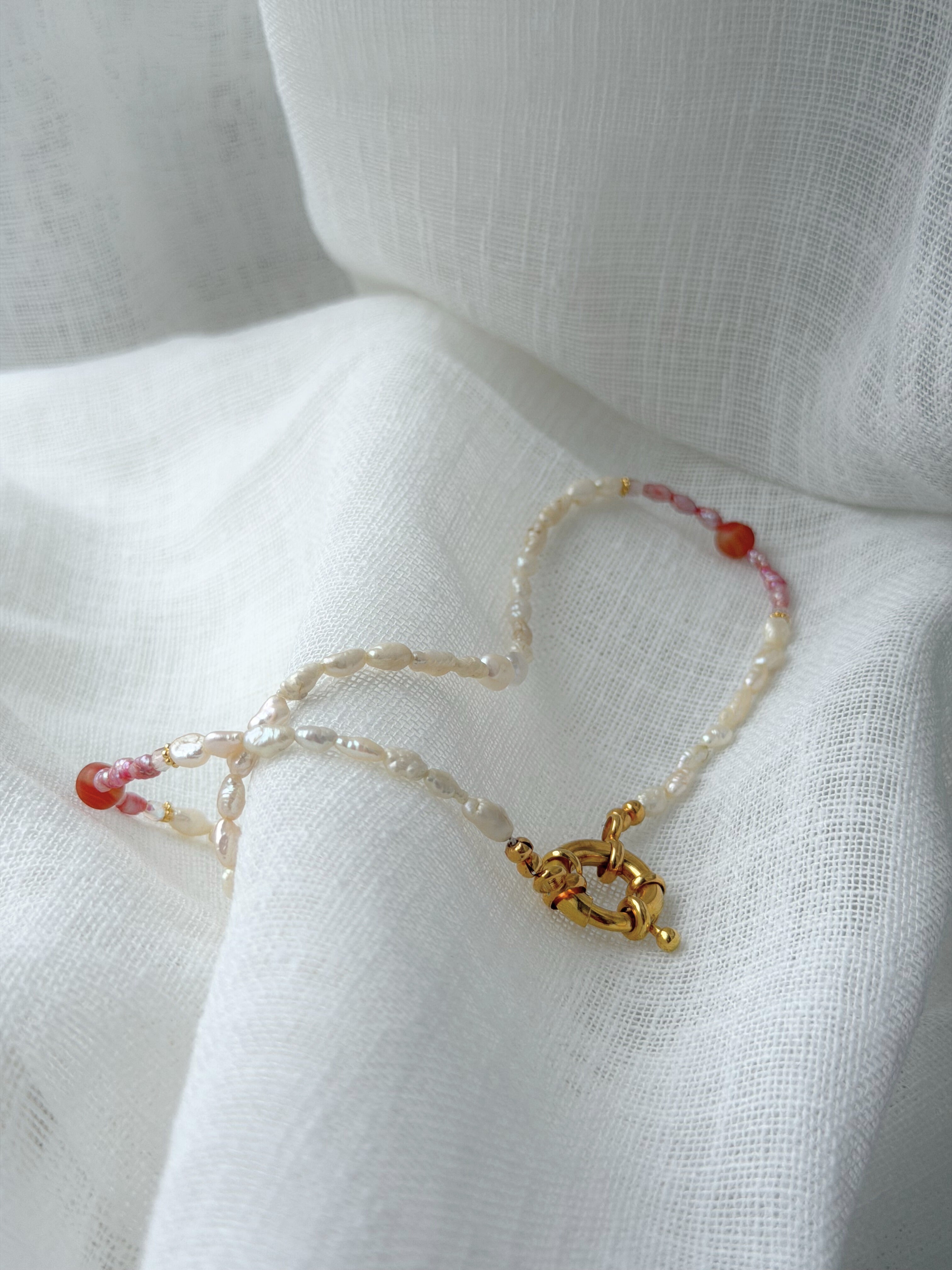 Charming Blush - Süßwasserperlenkette mit goldenem Statement-Verschluss
