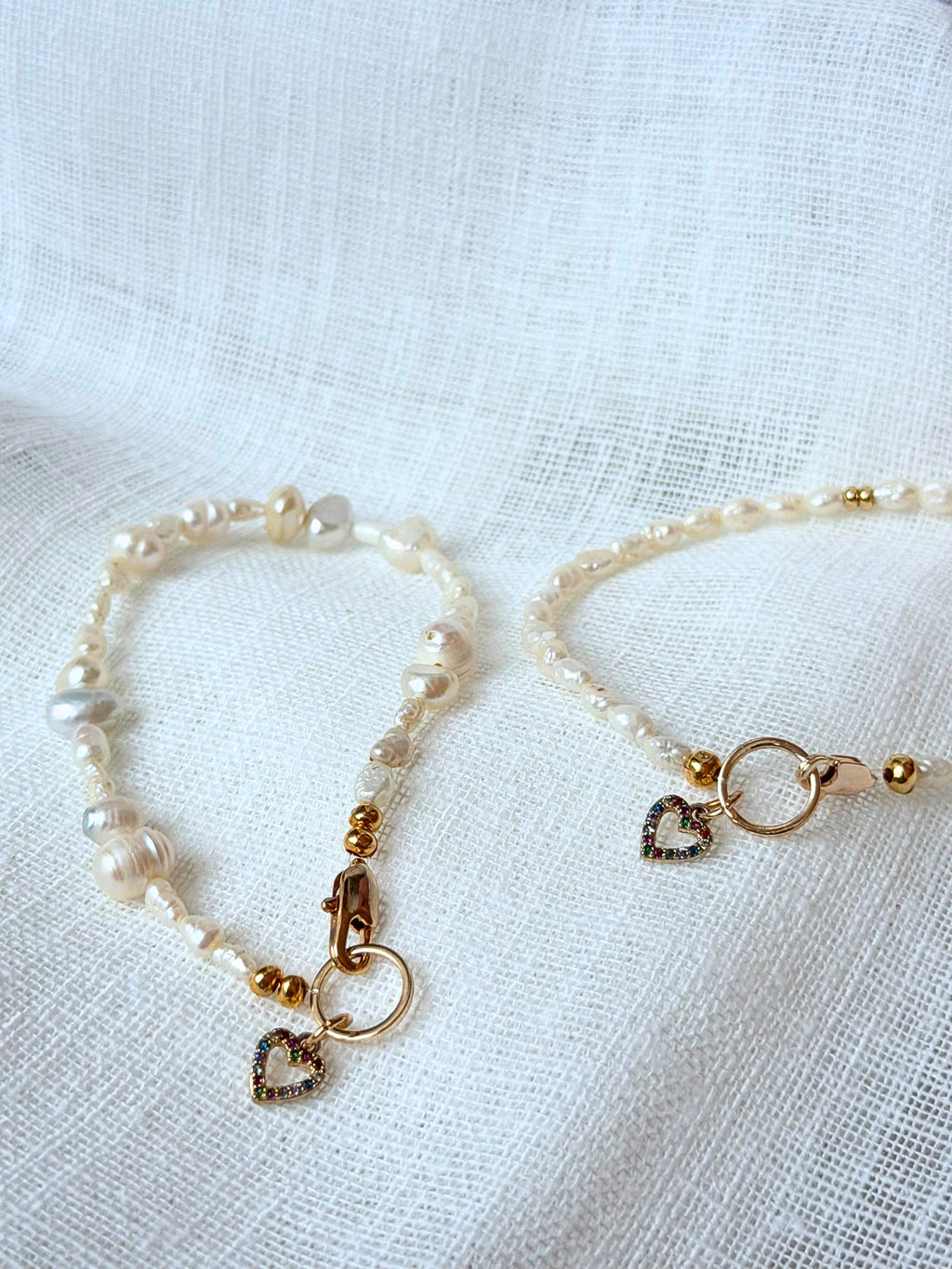 Pearl Promise Pure – Freundschaftsarmband aus Süßwasserperlen mit Regenbogenherz-Anhänger