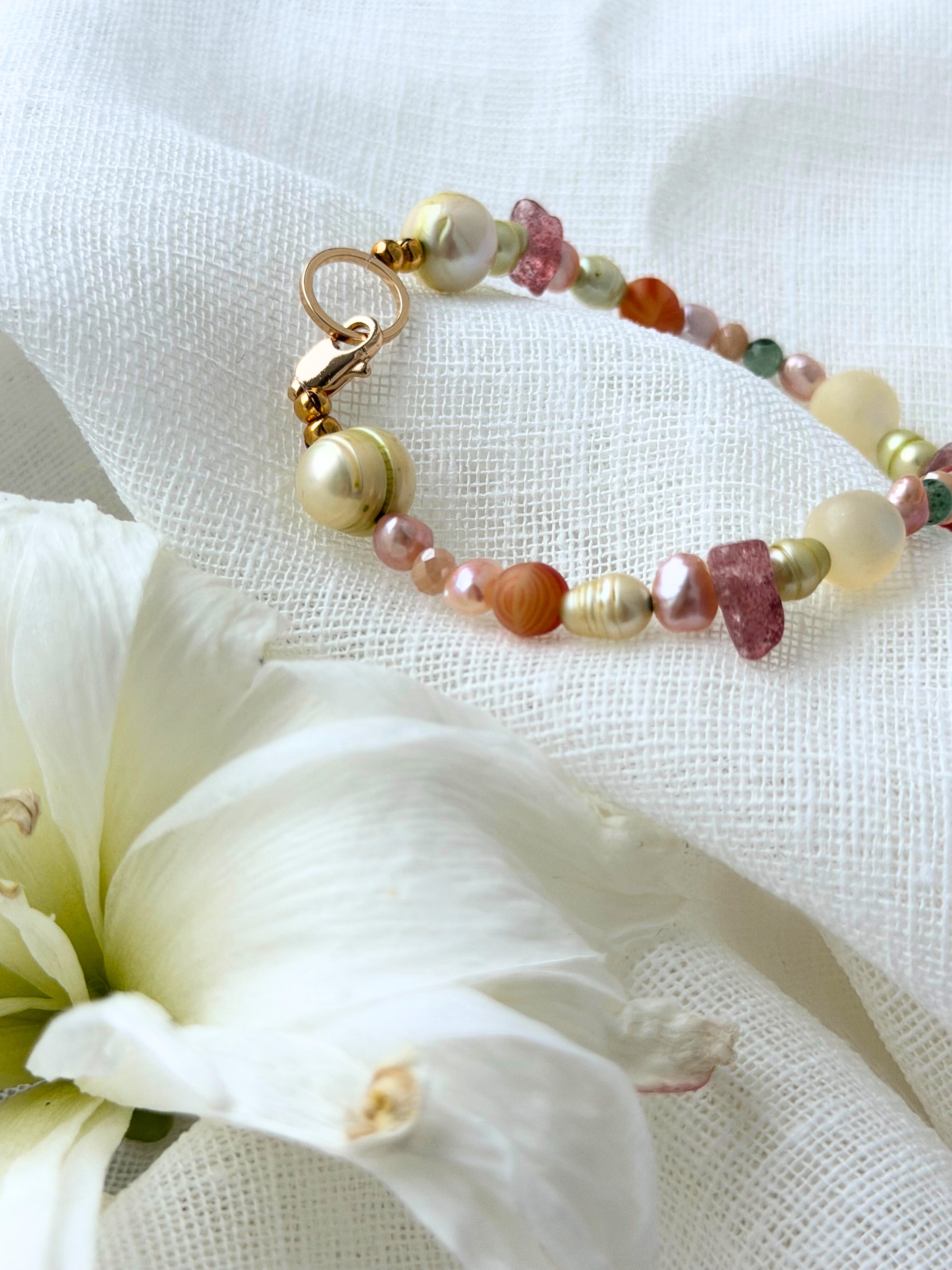 Wild Garden – Handgefertigtes buntes Armband aus Süßwasserperlen, Aventurin & Glasperlen