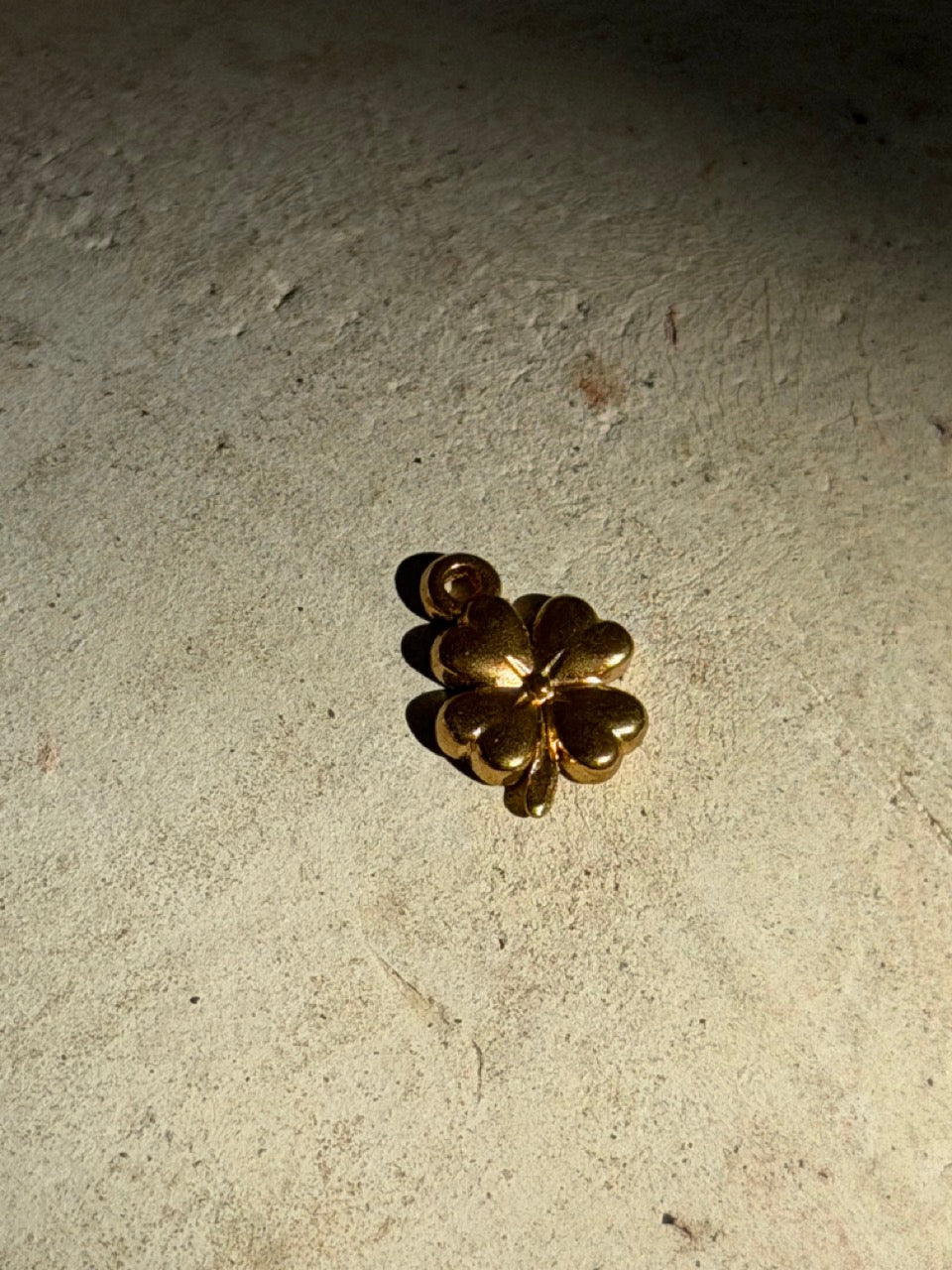 Kleeblatt Anhänger Gold – Glücksbringer Charm | 18K vergoldet