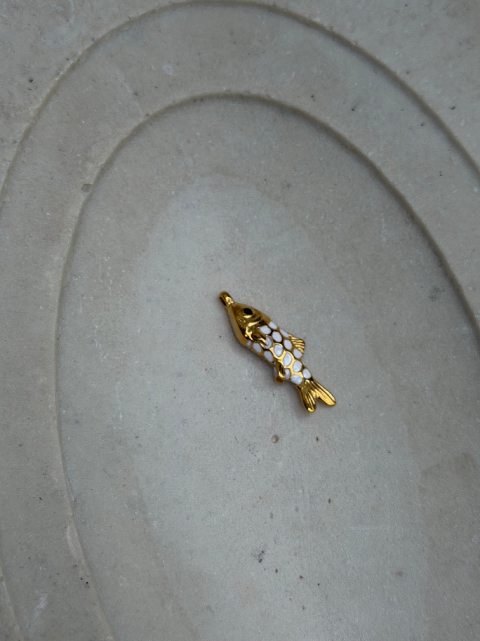 Fisch-Anhänger groß in Weiß & Gold – Maritimer Anhänger | 18K vergoldet