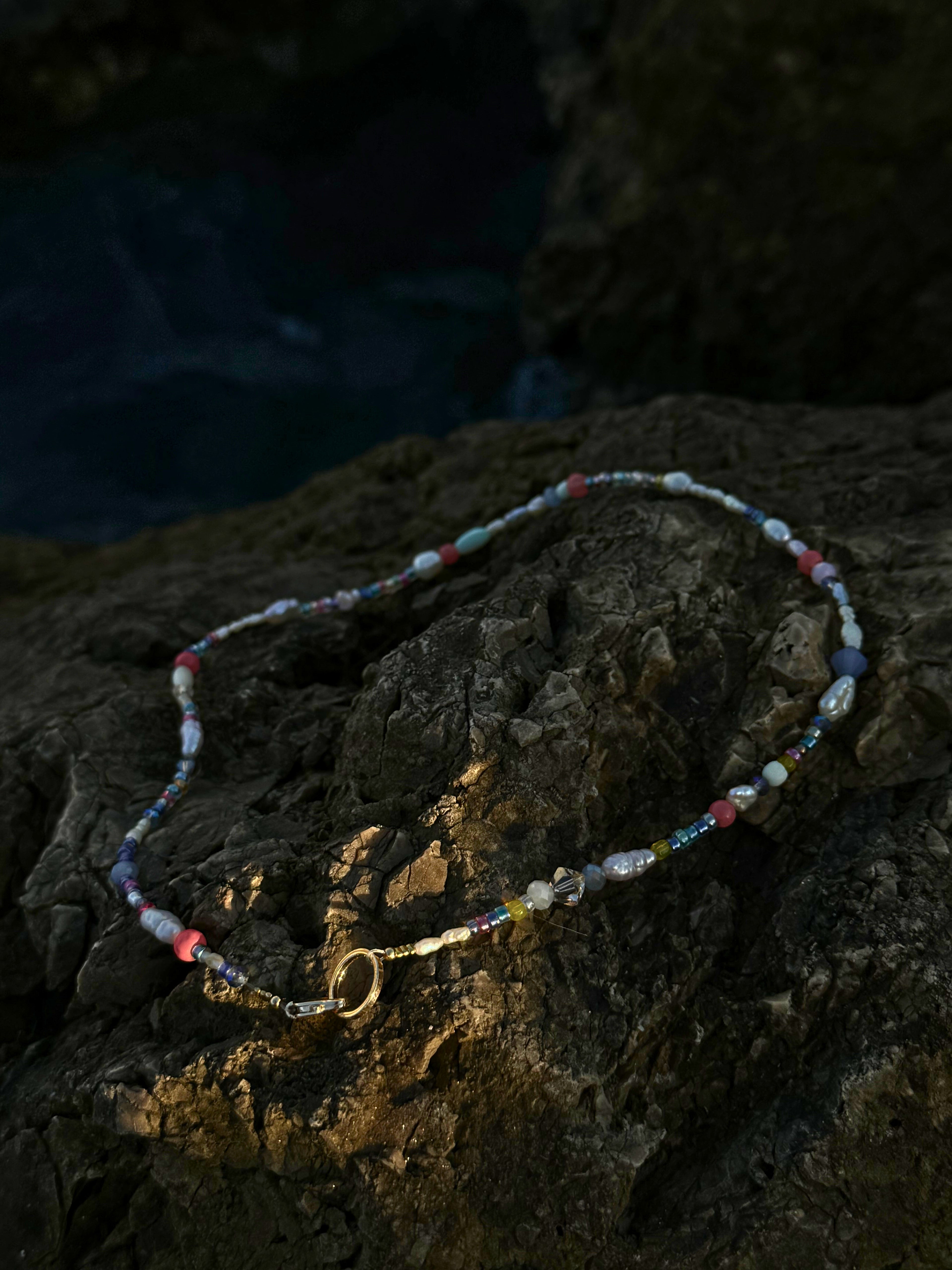 Ocean Confetti – Bunte Glasperlenkette mit Süßwasserperlen & Goldakzenten