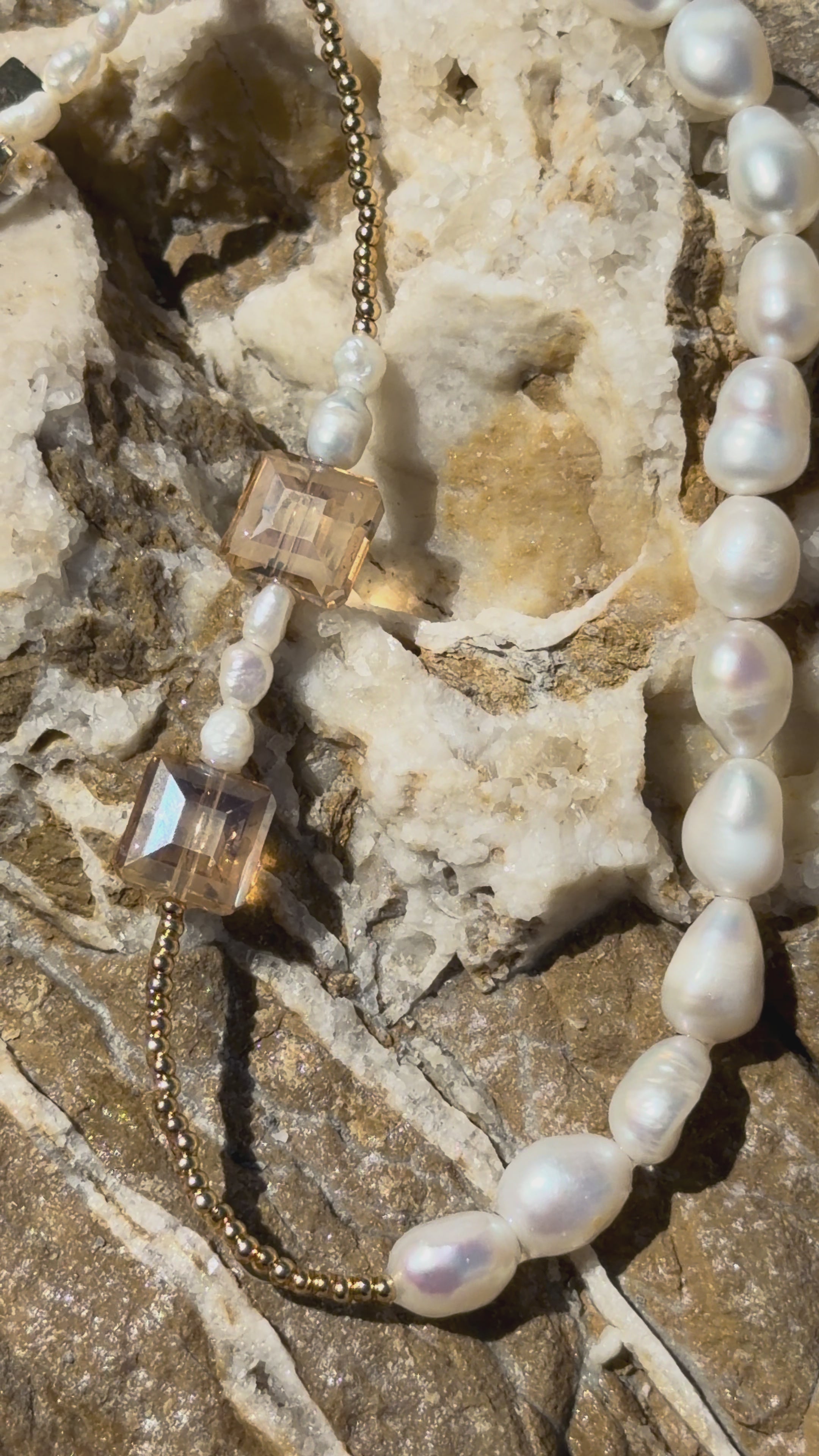 Luz Pura | Kette mit Süßwasserperlen & bernsteinfarbenem Kristall
