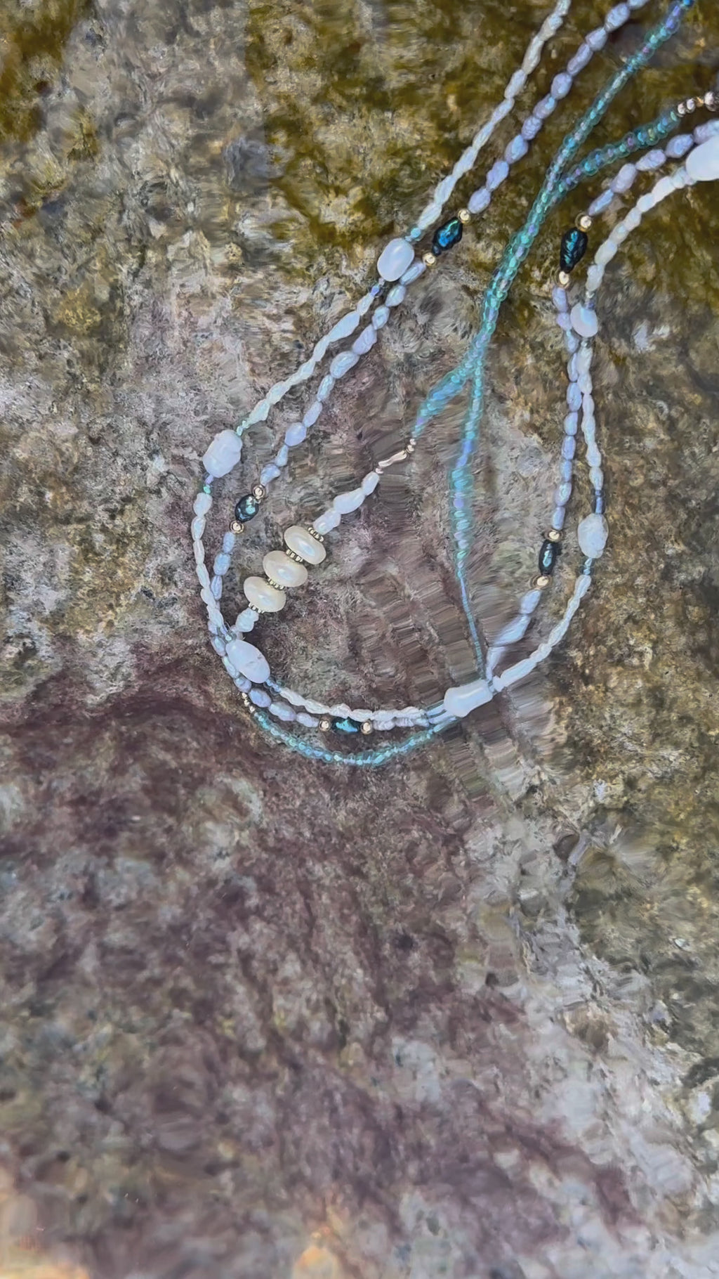 Oceana Pearl – zart blaue Glasperlen-Kette mit Süßwasserperlen