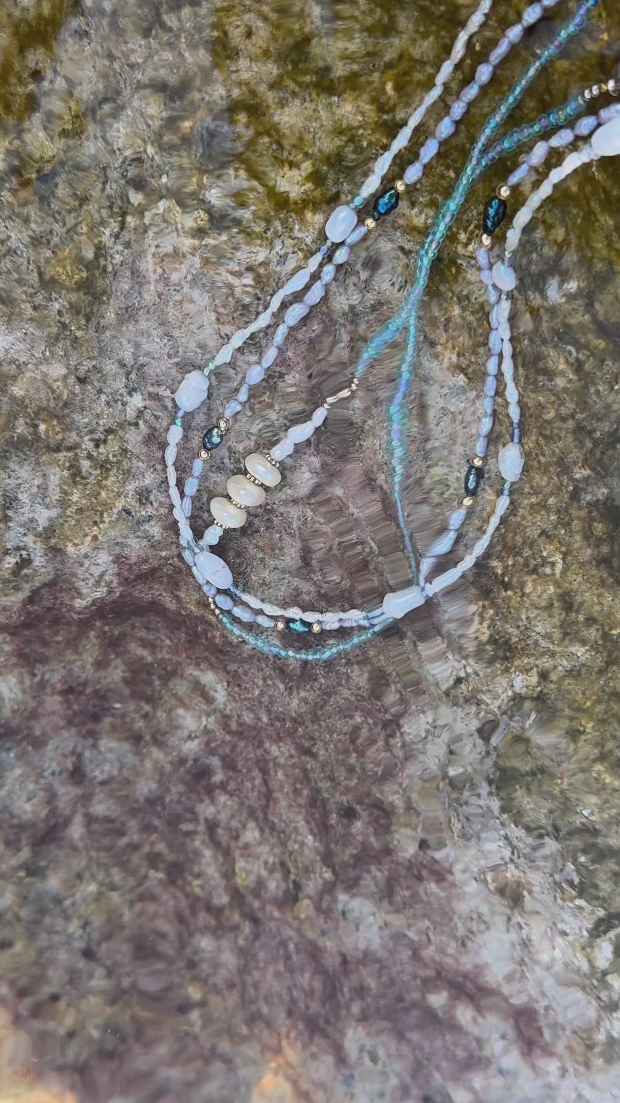 Oceana Pearl – zart blaue Glasperlen-Kette mit Süßwasserperlen