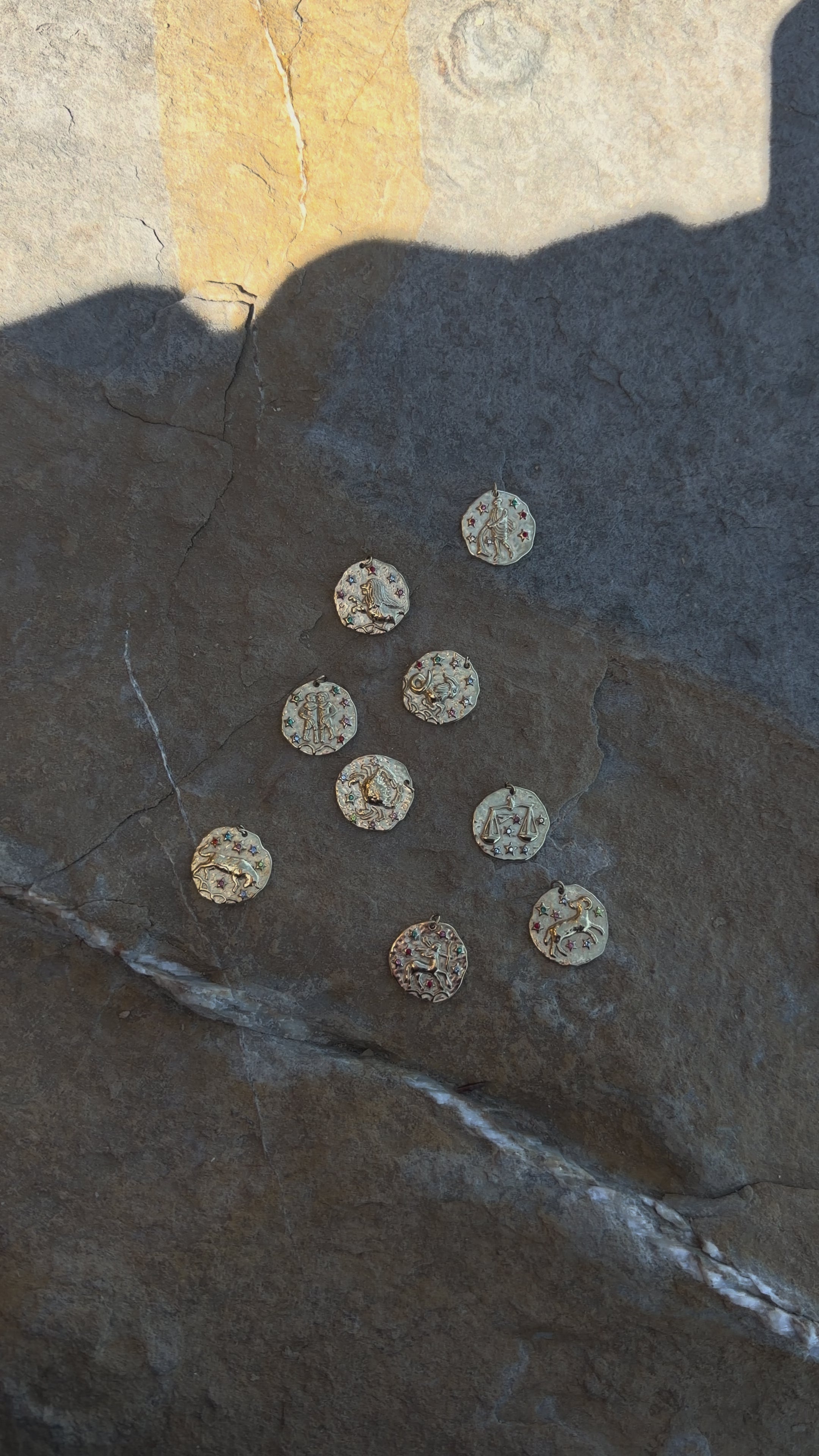 Goldener Sternzeichen Charm mit bunten Kristallen | Edelstahl 18K vergoldet