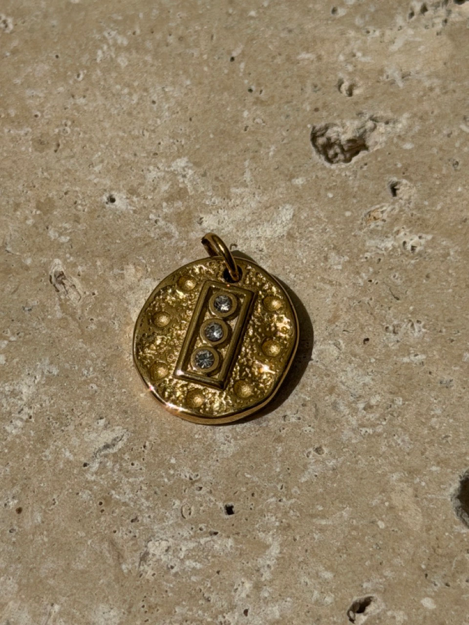 Rundes Medaillon mit drei Zirkoniasteinen | Edelstahl 18K vergoldet